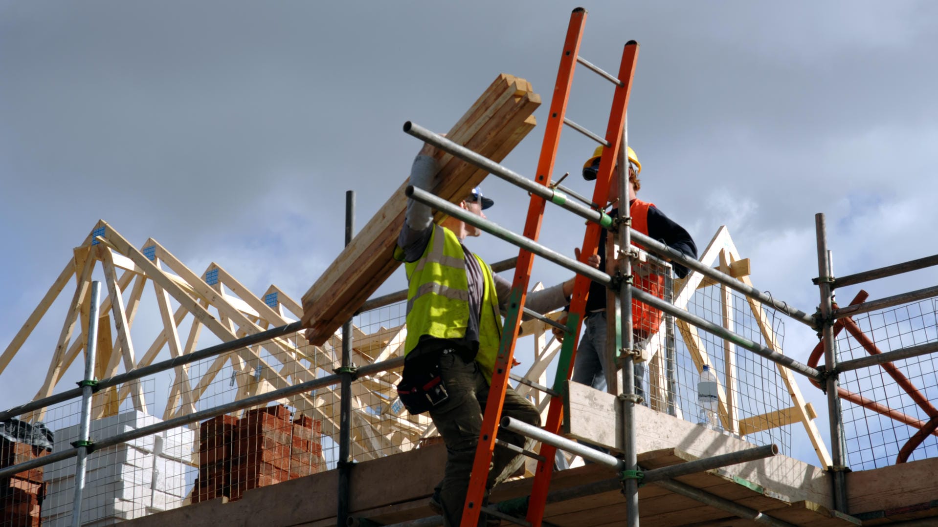 Arbeiter beim Hausbau: 47 Prozent der Bevölkerung leben hauptsächlich vom eigenen Gehalt.