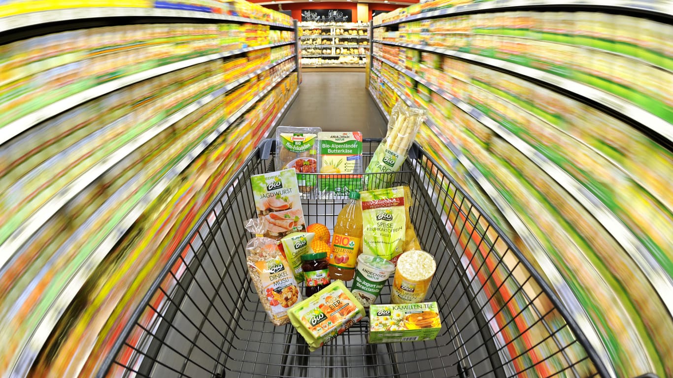 Ein Einkaufswagen mit Lebensmitteln: Der Preisauftrieb in Deutschland hat sich leicht beschleunigt.