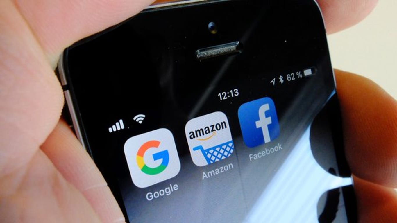 Apps der US-Internetkonzerne Google, Amazon und Facebook: Die Gewinne der Internetriesen haben auch im zweiten Quartal zugenommen.