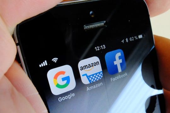 Apps der US-Internetkonzerne Google, Amazon und Facebook: Die Gewinne der Internetriesen haben auch im zweiten Quartal zugenommen.
