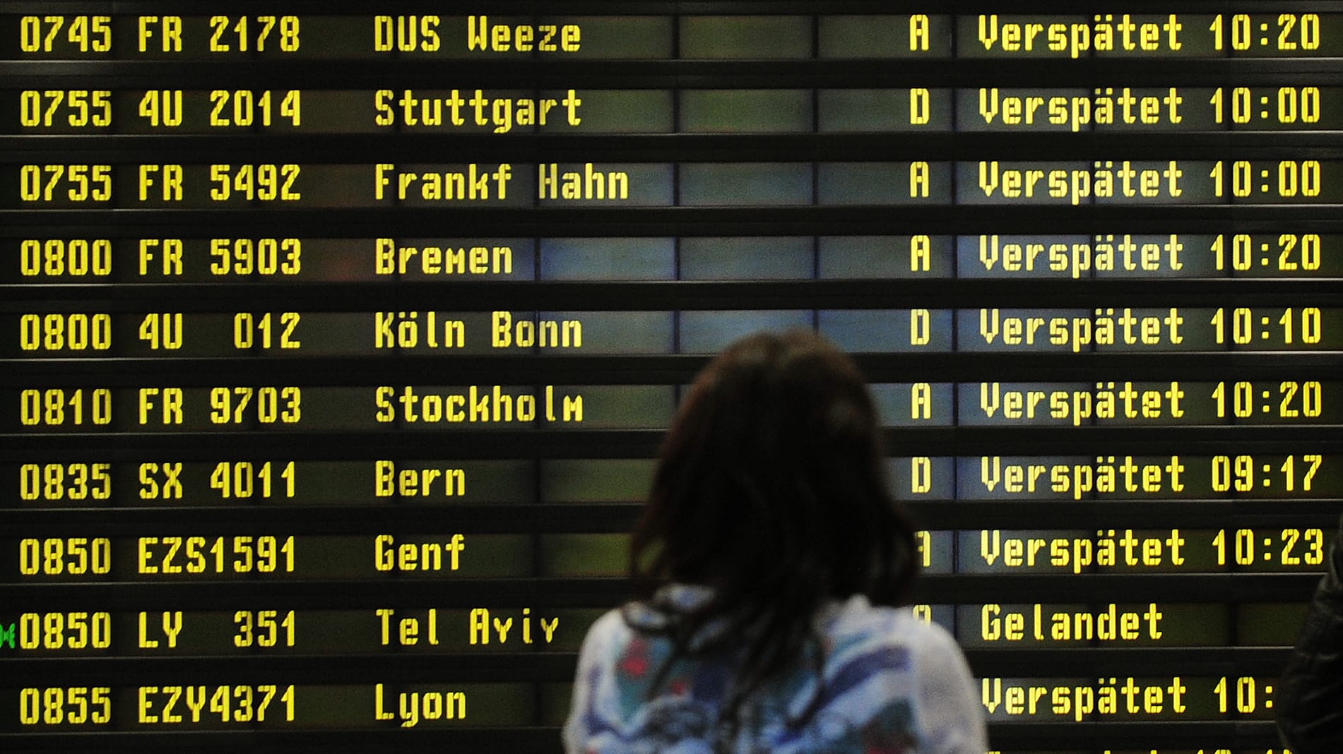 Anzeigetafel mit verspäteten Flügen: Das EuGH hat über Passagierrechte bei Flugverspätungen geurteilt.