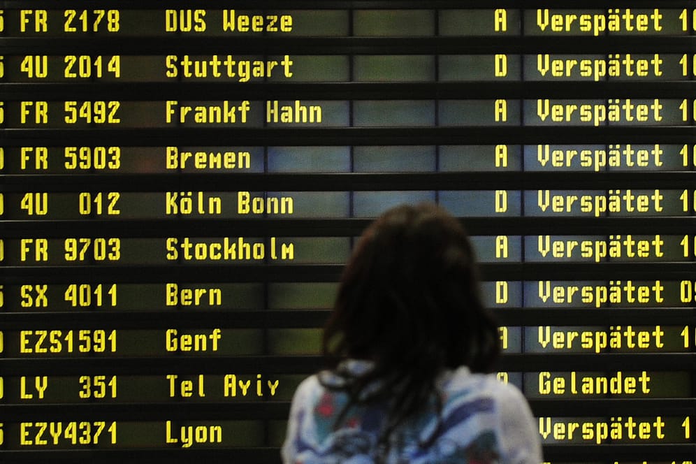 Anzeigetafel mit verspäteten Flügen: Das EuGH hat über Passagierrechte bei Flugverspätungen geurteilt.