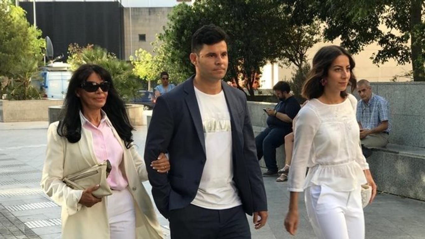Javier Sánchez Santos mit seiner Mutter Maria Edite (l) auf dem Weg zum Gericht.