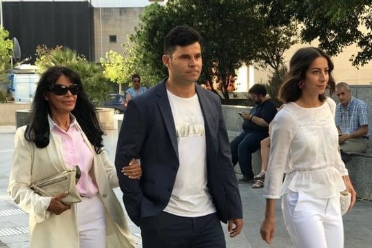 Javier Sánchez Santos mit seiner Mutter Maria Edite (l) auf dem Weg zum Gericht.