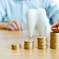 Geld sparen für Zahnersatz: Wie viel kosten neue Zähne?