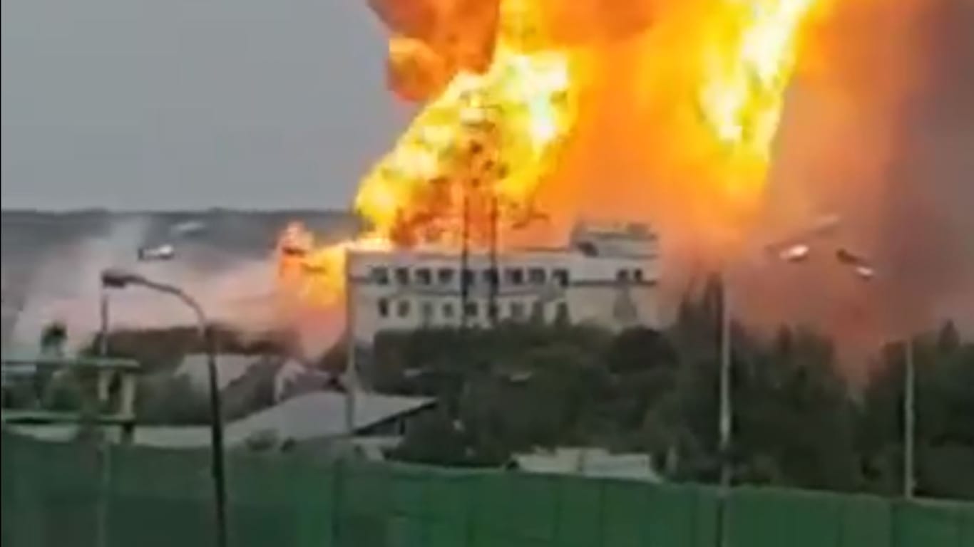 Großfeuer bei Moskau: Die Flammen schlugen laut Berichten bis zu 50 Meter in die Höhe.