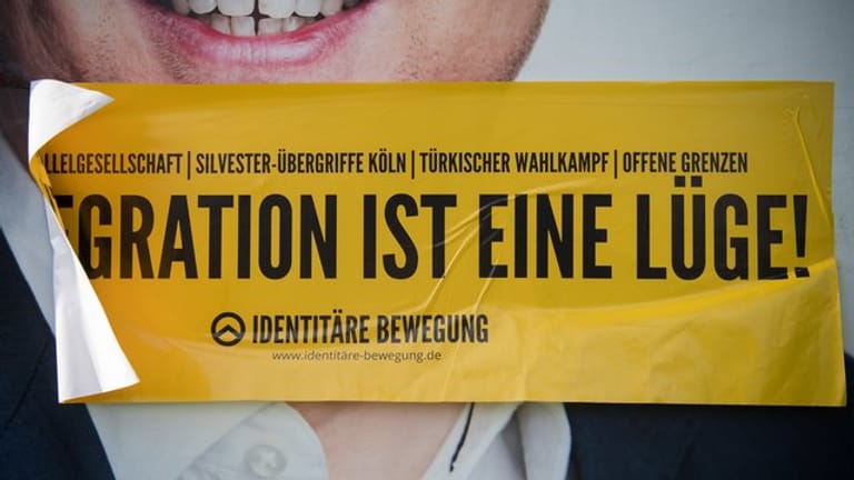Aufkleber der rechten Identitären Bewegung auf einem Wahlplakat der SPD in Tübingen.