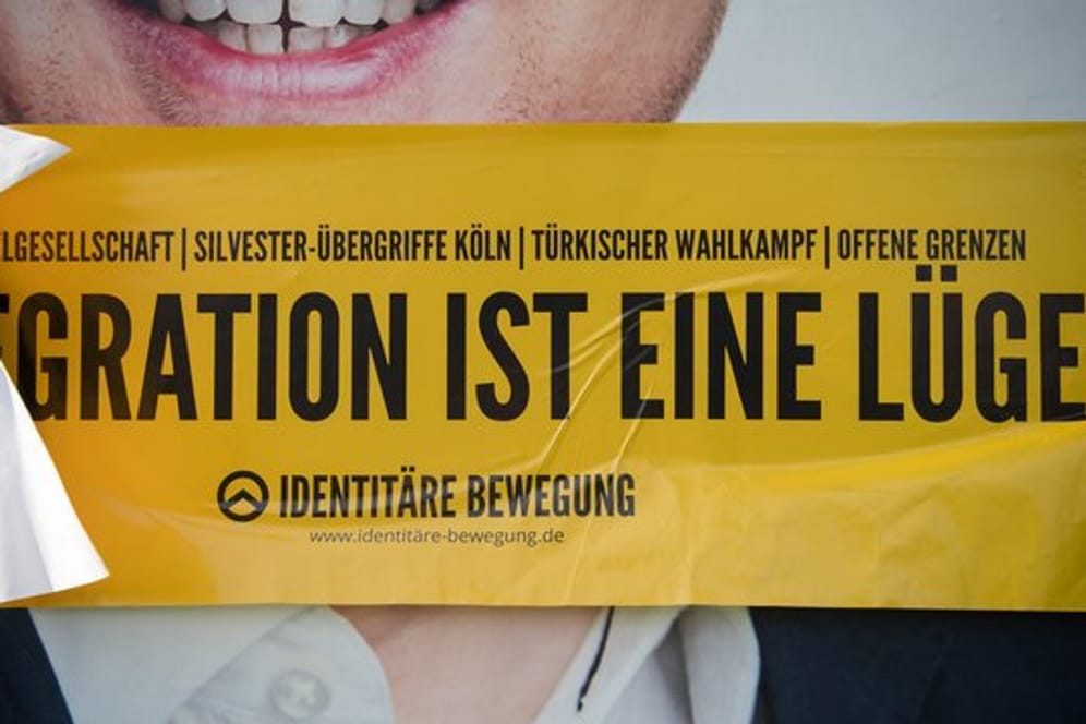 Aufkleber der rechten Identitären Bewegung auf einem Wahlplakat der SPD in Tübingen.