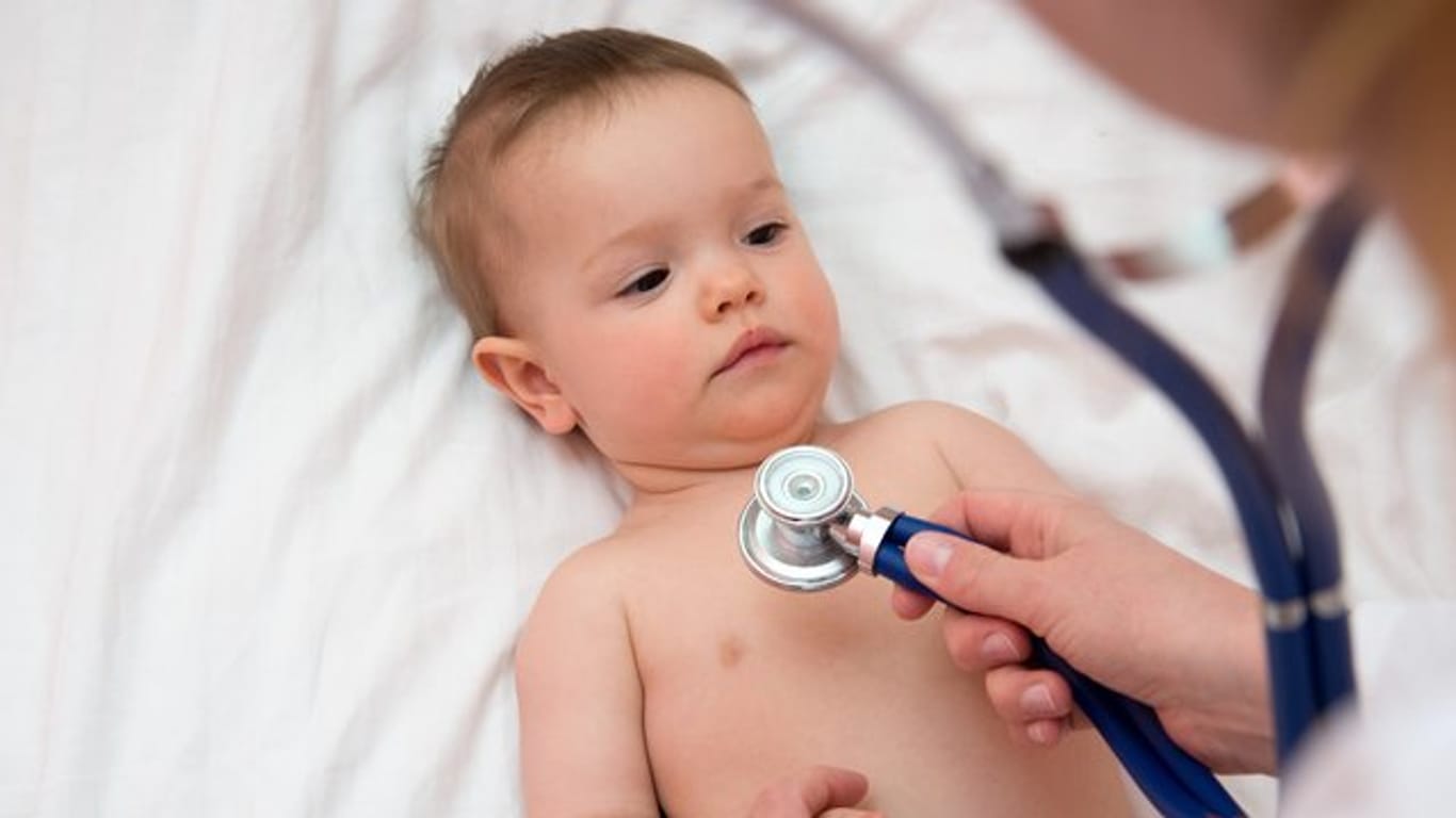 Krank beim Kinderarzt: Vor allem die ganz Kleinen müssen noch häufig in die Akut-Sprechstunde, wie eine aktuelle Studie zeigt.
