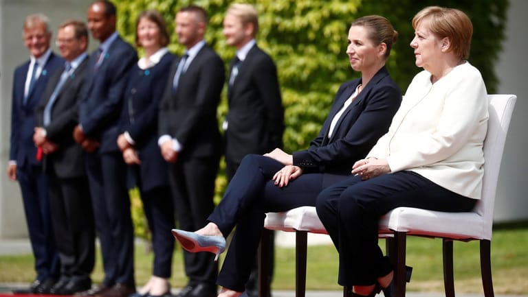 Kanzlerin Angela Merkel sitzt beim Empfang der dänischen Ministerpräsidentin Mette Frederiksen: Die Kanzlerin hatte nach Zitteranfällen das Protokoll geändert.