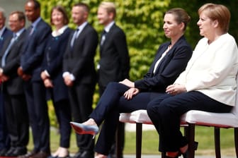 Kanzlerin Angela Merkel sitzt beim Empfang der dänischen Ministerpräsidentin Mette Frederiksen: Die Kanzlerin hatte nach Zitteranfällen das Protokoll geändert.