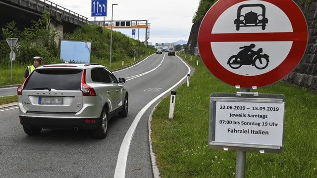 Tirol hatte zuletzt Fahrverbote auf Ausweichstrecken im Großraum Innsbruck durchgesetzt, um so die Dörfer in Autobahnnähe zu entlasten. Tirol hatte zuletzt Fahrverbote auf Ausweichstrecken im Großraum Innsbruck durchgesetzt, um so die Dörfer in Autobahnnähe zu entlasten.