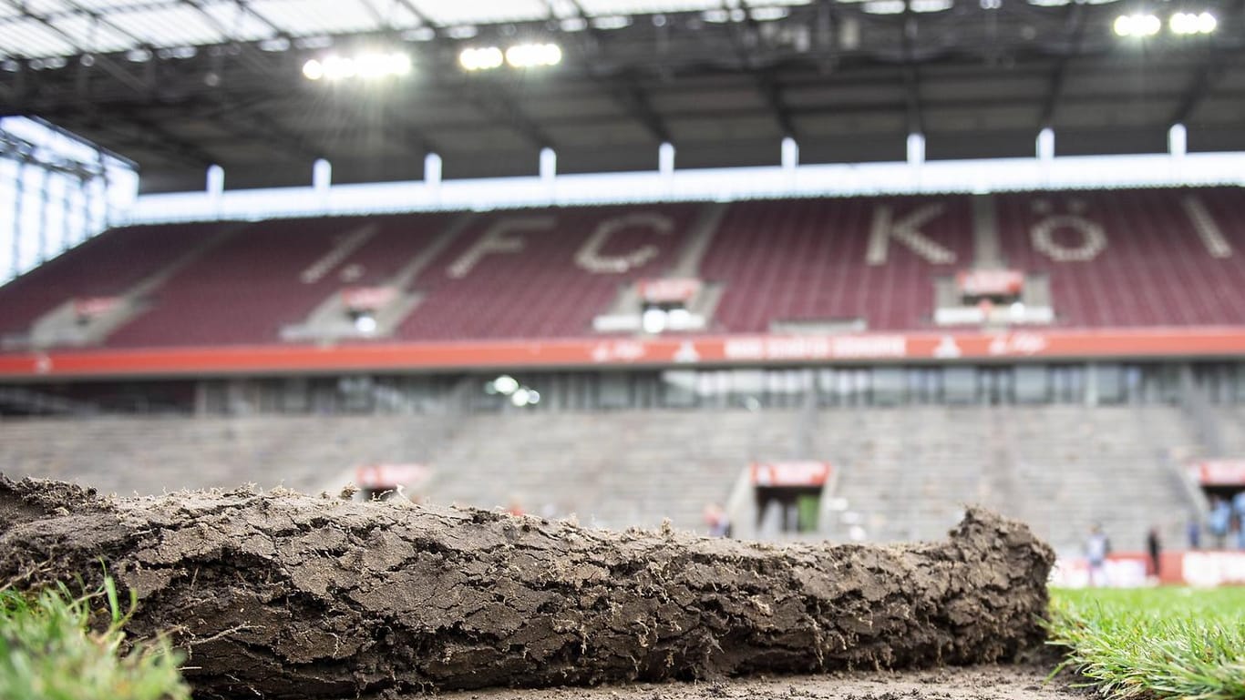 Kölner Stadion: Bei der Aufstiegsfeier haben Fans Rasenstücke gemopst, 2024 könnten hier die Bagger anrollen.