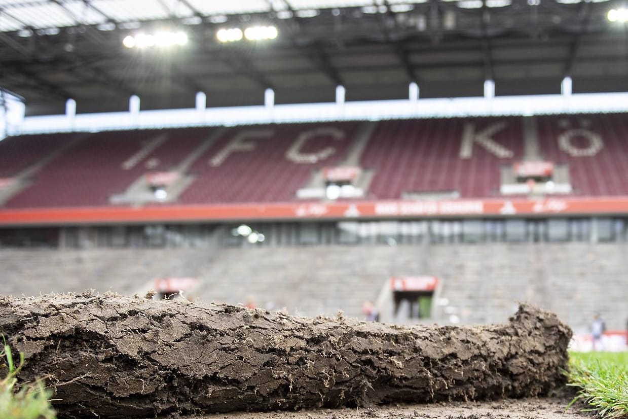 Kölner Stadion: Bei der Aufstiegsfeier haben Fans Rasenstücke gemopst, 2024 könnten hier die Bagger anrollen.