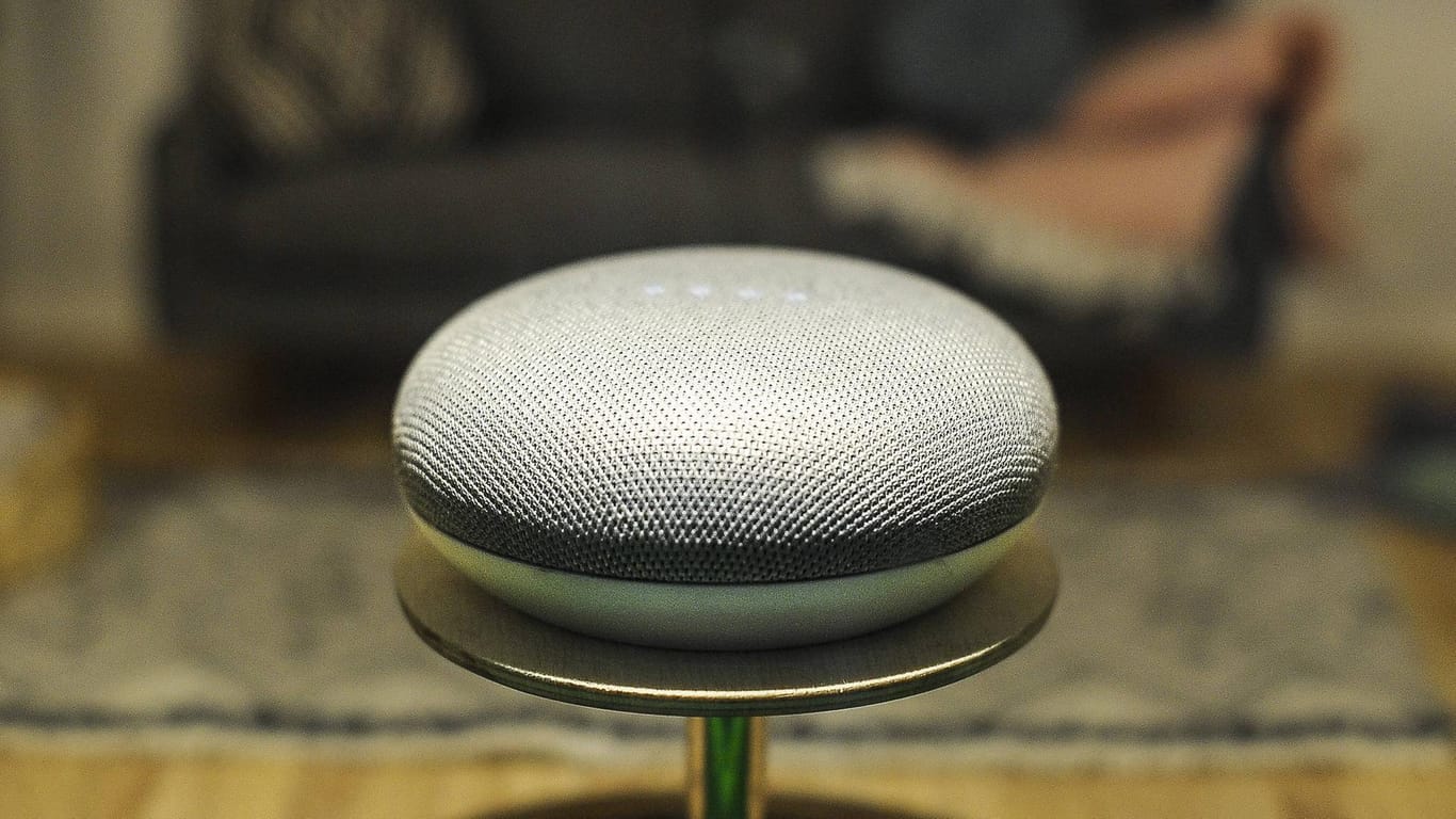 Ein Google-Home-Lautsprecher steht in einem Wohnzimmer: Die Sprachassistenten werden von Menschen trainiert.