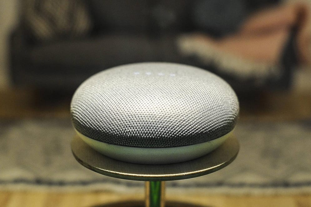 Ein Google-Home-Lautsprecher steht in einem Wohnzimmer: Die Sprachassistenten werden von Menschen trainiert.