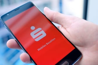 Die Mobiles-Bezahlen-App der Sparkasse auf einem Smartphone: Haspa-Kunden können bald kontaktlos mit dem Smartphone zahlen.
