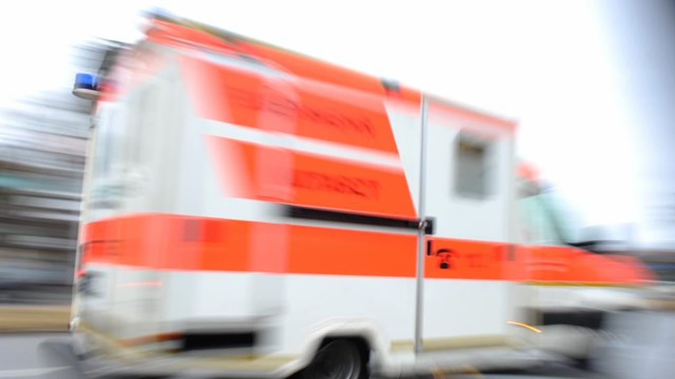 Rettungswagen mit Blaulicht: In Bochum mussten zahlreiche Teilnehmer der Bundesjugendspiele medizinisch versorgt werden. (Symbolbild)