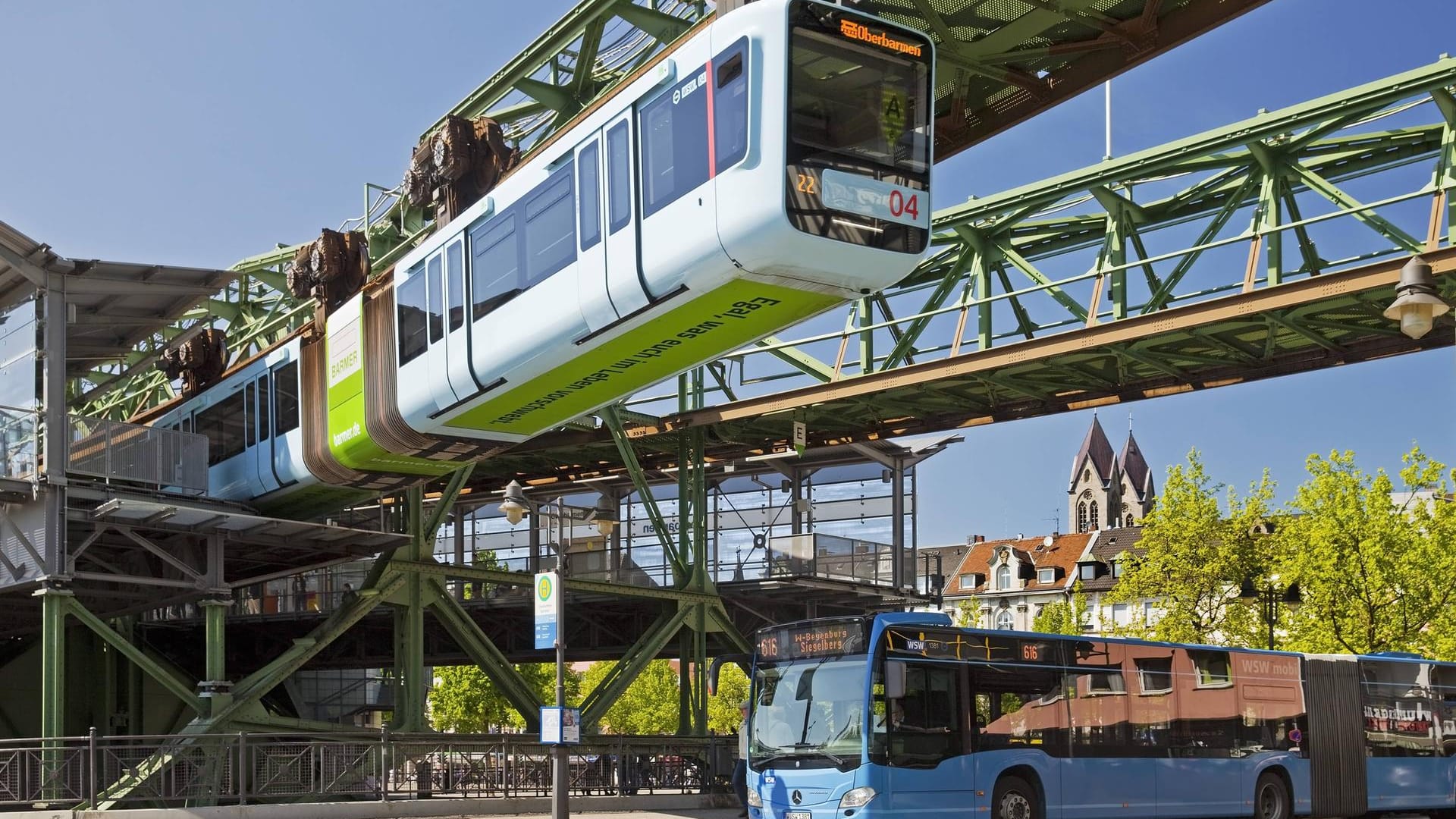 Wuppertaler Schwebebahn an der Station Oberbarmen: Das Wahrzeichen der Bergischen Großstadt.