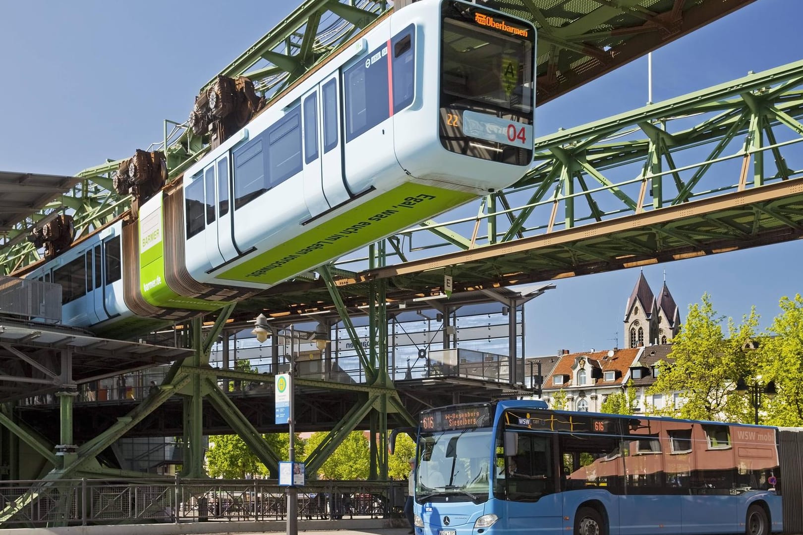 Wuppertaler Schwebebahn an der Station Oberbarmen: Das Wahrzeichen der Bergischen Großstadt.