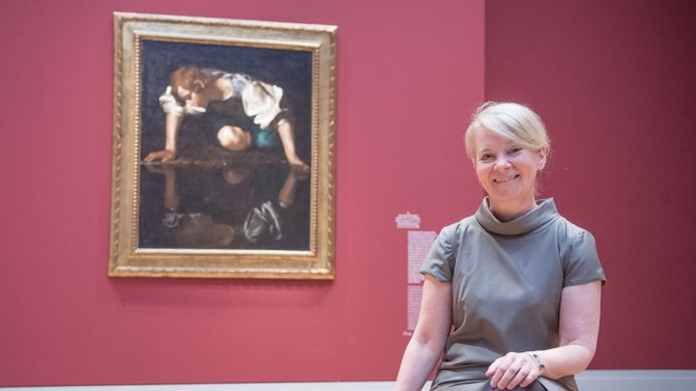 Museums-Direktorin Ortrud Westheider vor dem Caravaggio-Gemälde "Narziss".