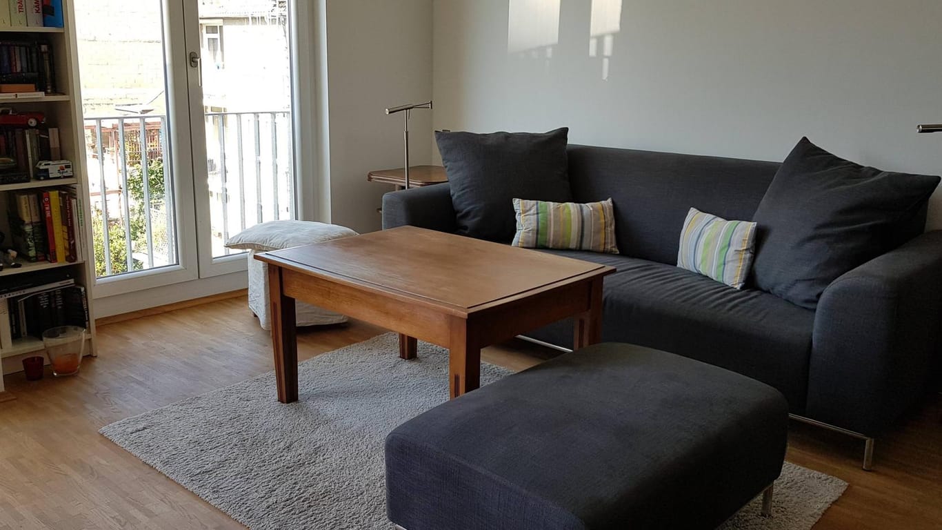 Wohnzimmer einer Wohnung: Über Airbnb vermieten Privatleute ihre eigene Wohnung. Aber auch professionelle Anbieter offerieren auf der Plattform Ferienwohnungen.