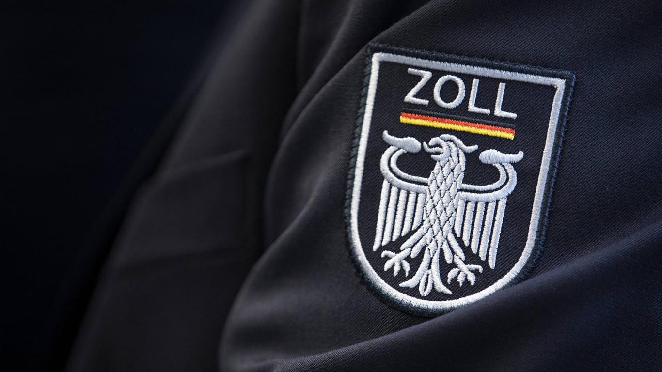 Das Wappen des deutschen Zolls auf einer Uniform