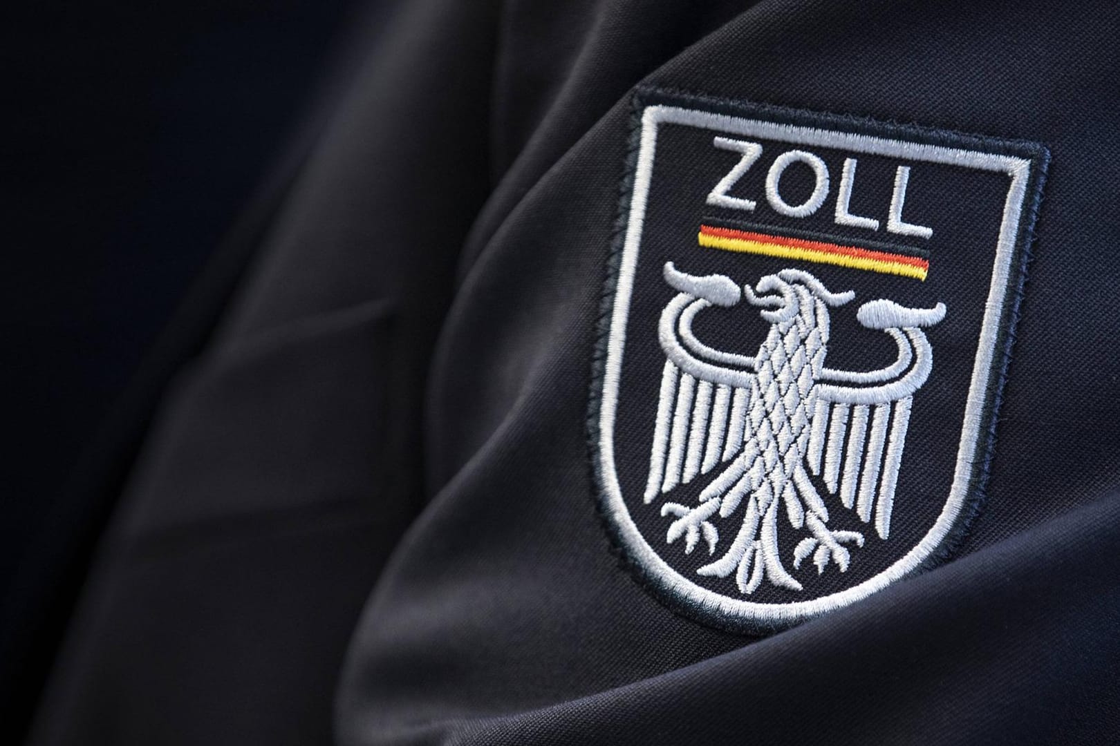 Das Wappen des deutschen Zolls auf einer Uniform