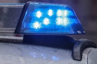 Polizeiwagen im Einsatz Blaulicht: In Hagen sucht die Polizei einen Unfallflüchtigen.