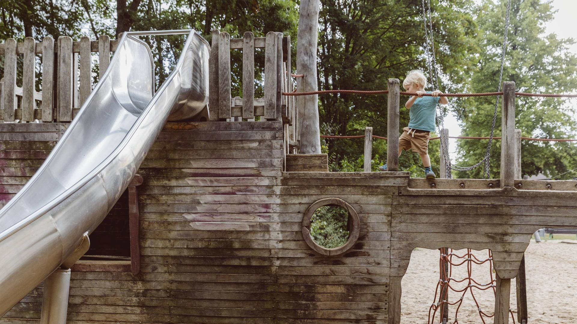 Ein Kind auf einem Spielplatz