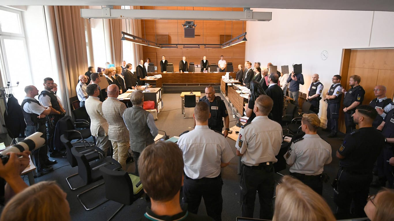 Verhandlungssaal in Freiburg: Elf Männer sind angeklagt, eine 18-Jährige vergewaltigt zu haben.