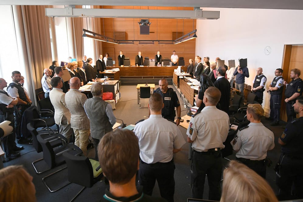 Verhandlungssaal in Freiburg: Elf Männer sind angeklagt, eine 18-Jährige vergewaltigt zu haben.