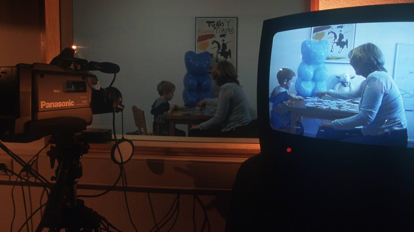 Vernehmung eines Kindes (2002) in einer gestellten Szene in einem speziellen Verhörzimmer: Künftig müssen sehr viel mehr Vernehmungen auf Video aufgezeichnet werden.