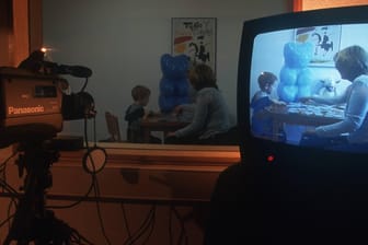 Vernehmung eines Kindes (2002) in einer gestellten Szene in einem speziellen Verhörzimmer: Künftig müssen sehr viel mehr Vernehmungen auf Video aufgezeichnet werden.
