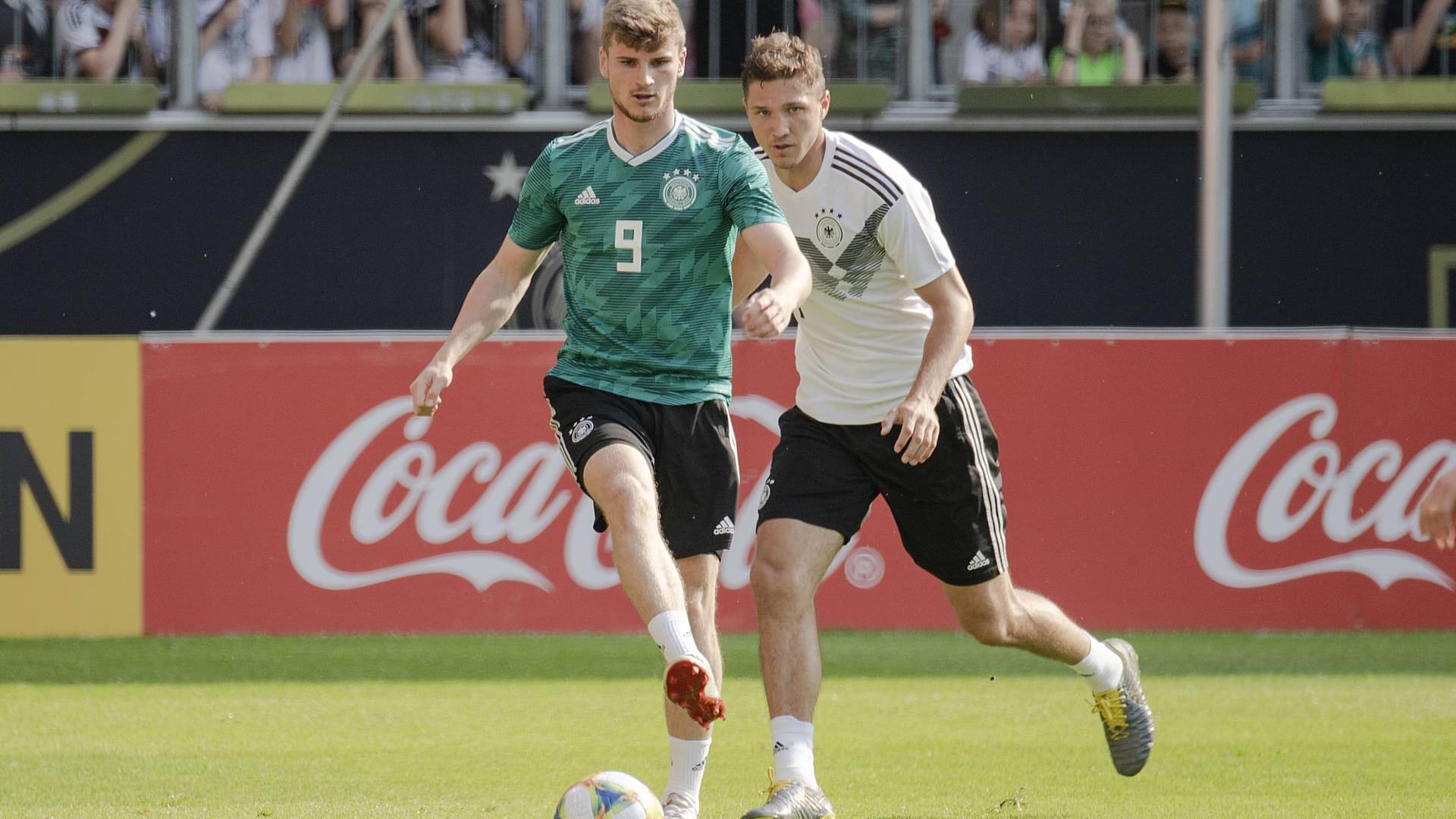 Niklas Stark (r.) im Zweikampf mit Timo Werner.