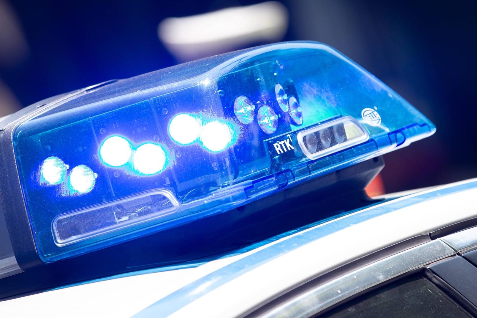 Blaulicht eines Polizeiautos: Nach einer schweren Körperverletzung wird der Täter nun gesucht.