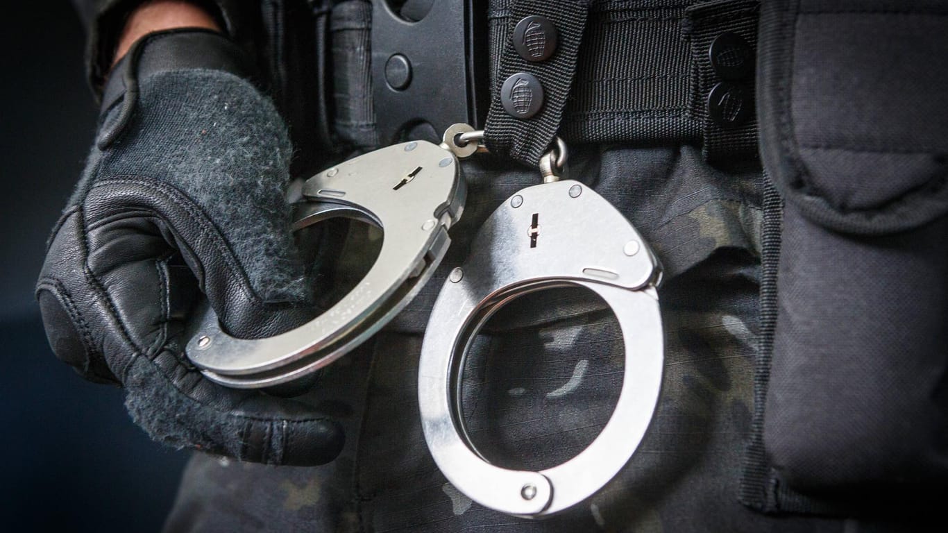 Handschellen: Ein Deutscher wurde auf den Philippinen verhaftet. Bisher machte die Polizei keine Angaben bezüglich der Identität des Mannes. (Symbolfoto)
