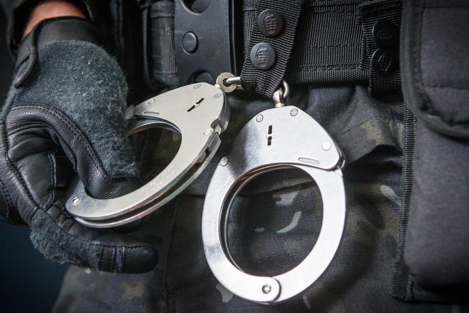 Handschellen: Ein Deutscher wurde auf den Philippinen verhaftet. Bisher machte die Polizei keine Angaben bezüglich der Identität des Mannes. (Symbolfoto)
