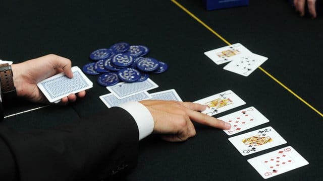 Kein Bluff: Zum ersten Mal hat eine Computer-Software in Poker-Partien mit mehr als zwei Spielern öfter gewonnen als ihre menschlichen Gegner. Kein Bluff: Zum ersten Mal hat eine Computer-Software in Poker-Partien mit mehr als zwei Spielern öfter gewonnen als ihre menschlichen Gegner.