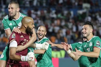 Algeriens Keeper Rais M'Bolhi(l) feiert mit seinen Teamkollegen das gegen Elfenbeinküste gewonnene Elfmeterschießen.