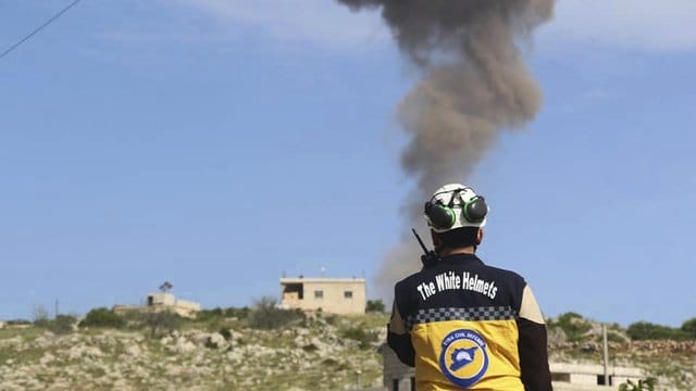 Ein Mitglied der syrischen Weißhelme.