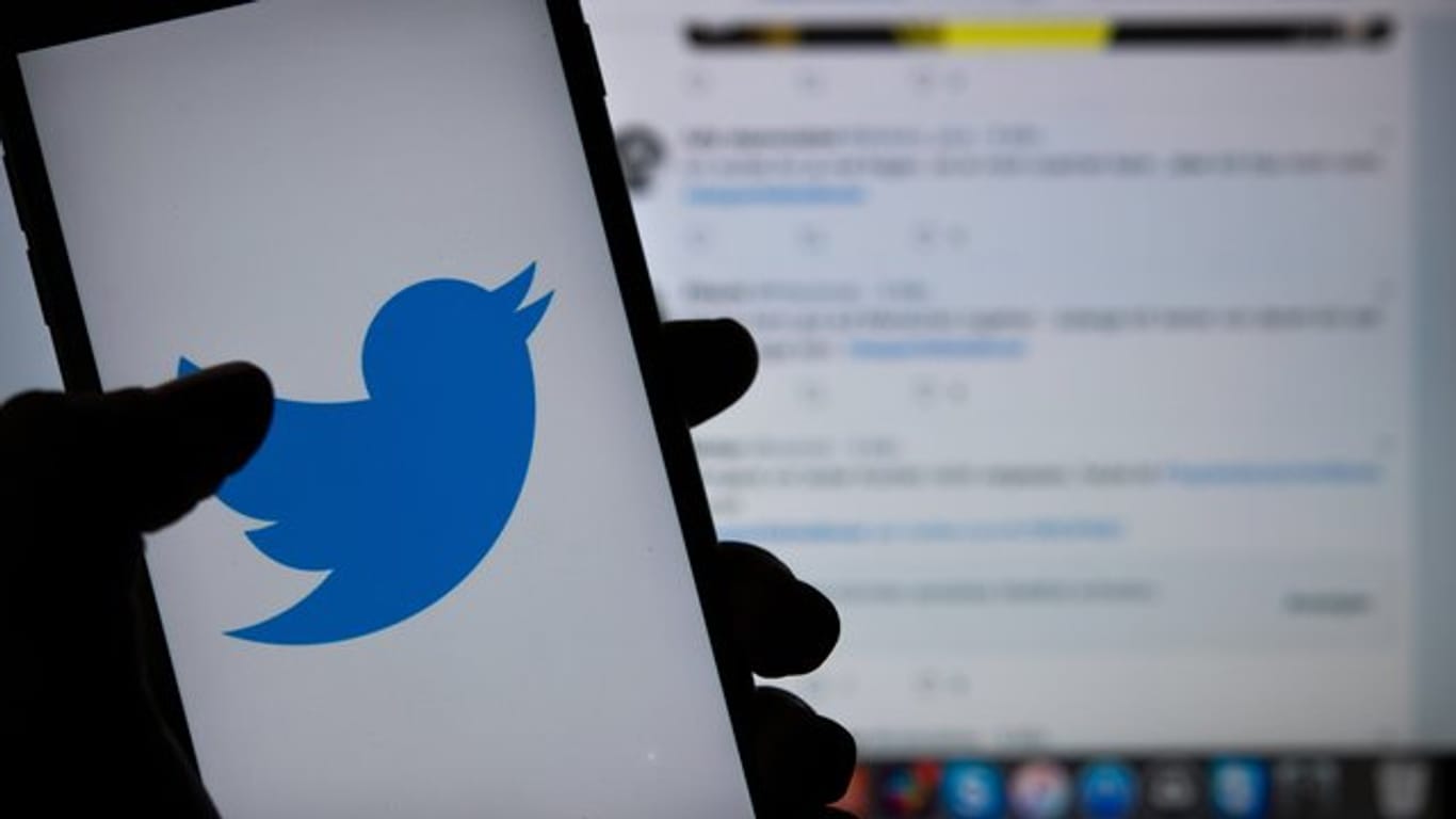 Das Logo des sozialen Mediums Twitter ist auf dem Display eines Smartphones zu sehen.