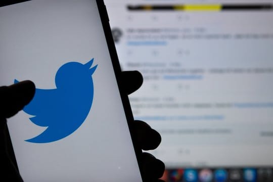 Das Logo des sozialen Mediums Twitter ist auf dem Display eines Smartphones zu sehen.