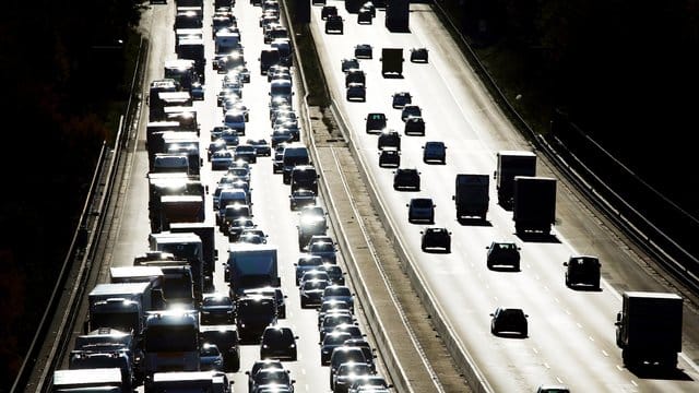 Der Ferienverkehr wird am Wochenende für Staus auf vielen Autobahnen sorgen.