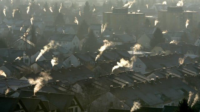 Schornsteine im Mainzer Stadtteil Laubenheim: Auch das Heizen im Winter ist eine bedeutende CO2-Quelle.