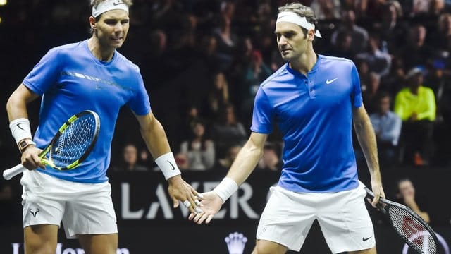 Haben auch schon zusammen gespielt: Der Spanier Rafael Nadal (l) und der Schweizer Roger Federer.