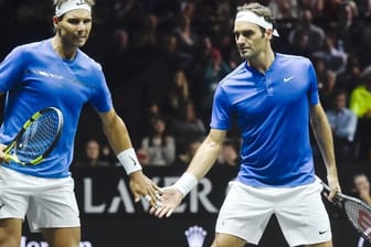 Haben auch schon zusammen gespielt: Der Spanier Rafael Nadal (l) und der Schweizer Roger Federer.
