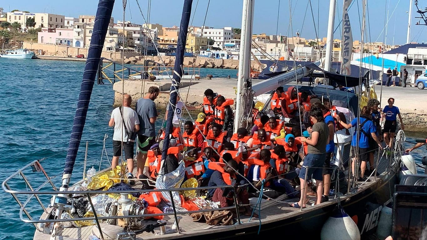 Migranten auf dem Rettungsboot "Alex" der Organisation Mediterranea: Nach Angaben von UNHCR und IOM halten sich in Libyen rund 50.000 registrierte Flüchtlinge und Asylsuchende auf, ebenso wie 800.000 weitere Migranten.