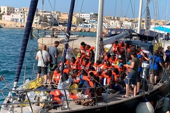 Migranten auf dem Rettungsboot "Alex" der Organisation Mediterranea: Nach Angaben von UNHCR und IOM halten sich in Libyen rund 50.000 registrierte Flüchtlinge und Asylsuchende auf, ebenso wie 800.000 weitere Migranten.