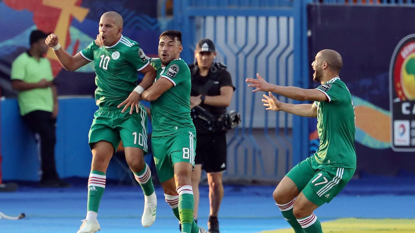 Die algerischen Spieler jubeln nach dem Sieg über die Elfenbeinküste.